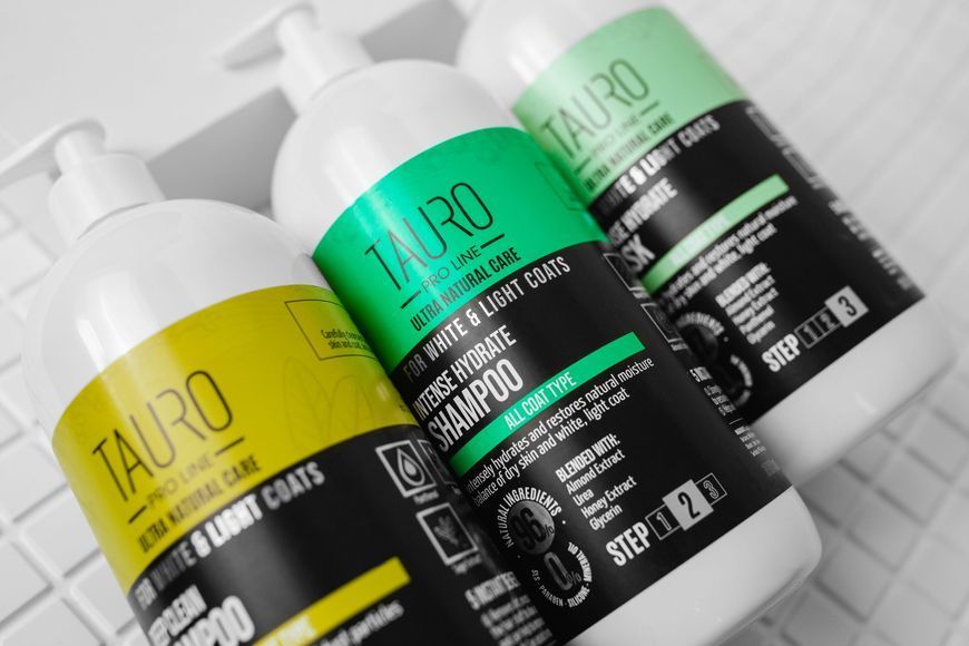 Tauro Pro Line Ultra Natural Care White Coat Intense Hydrate Shampoo Інтенсивно зволожувальний шампунь для собак і котів із білим, світлим забарвленням, 400 мл TPL63618 фото
